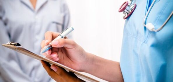 le médecin prescrit un traitement pour les maux de dos