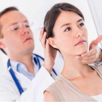 Un neurologue examine un patient qui a mal au cou