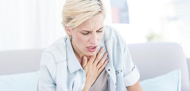 En cas de pleurésie, de maladie cardiaque et de névralgie intercostale, la douleur sous l'omoplate gauche peut s'accompagner d'un essoufflement sévère