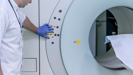 Le médecin vérifie l'appareil IRM