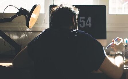 Un homme sur un ordinateur